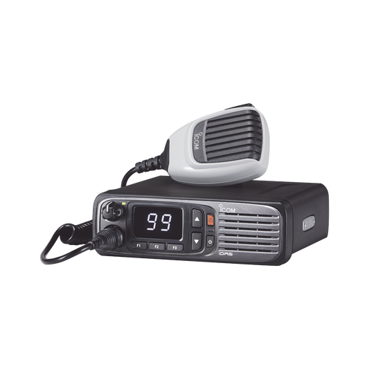 Radio móvil digital con pantalla numérica, en rango de 380-470MHz, de 99 canales seleccionables, GPS, y bluethooth. Incluye micrófono, cable de corriente y bracket.